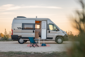 camping-car-chaise-table-nature