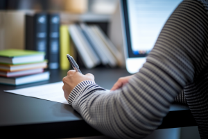personne-dos-ecriture-bureau-ordinateur