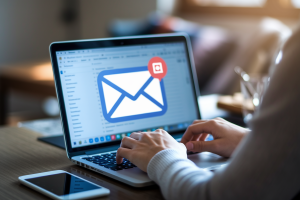 personne-portable-ecran-flou-lumiere