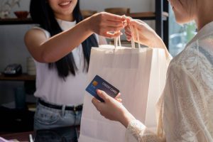 Contrat monétique commerçant : acceptez enfin toutes les cartes