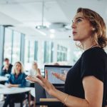 Votre voix vous trahit en public ? Voici pourquoi et comment agir